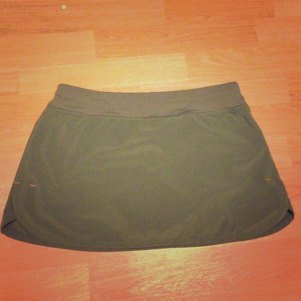 Size 6 olive green Lululemon tennis skirt